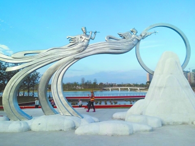 第十四届亚洲艺术节主题公园——海上丝绸之路艺术公园·亚洲园位于泉州台商投资区百崎湖畔，洋溢着浓郁的海丝风情，公园将于8日开园。图为园内的飞天雕塑。