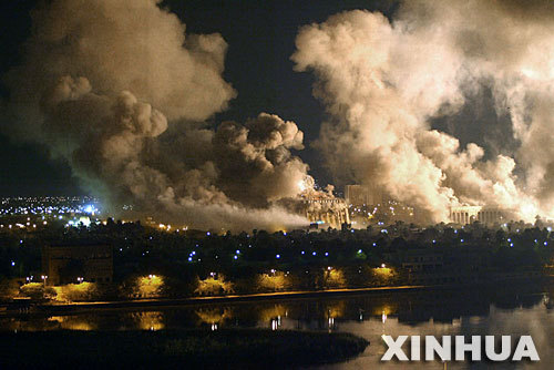 　　这是2003年3月21日，在美军的空中打击下，伊拉克首都巴格达的总统府硝烟弥漫。（图片来源：新华网）