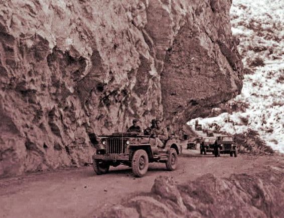 　　抗战期间美军吉普车队通过惠通桥旁的滇缅公路。（翻拍资料照片） （图片来源：新华网）