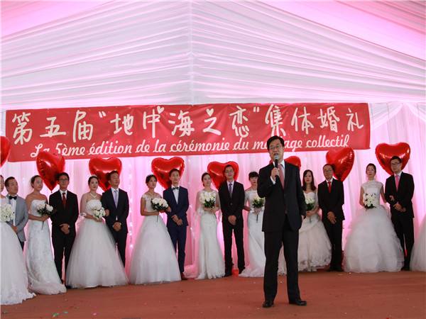 　　图为中国驻阿尔及利亚大使杨广玉为新人证婚。