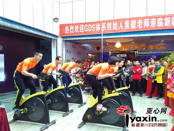 全国健美冠军焦健及新疆本土明星艾尼瓦尔江、王洋等正在看大家体验健身