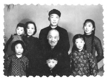 1954年，我父亲、我（后排右一）与三哥、三嫂及他们的四个孩子