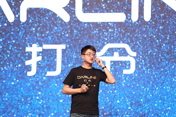 打令智能科技CEO唐德川为现场的观众做品牌路演及新品推介
