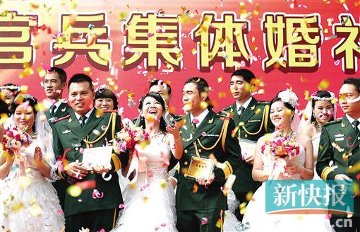 ■新婚夫妇脸上洋溢着幸福的微笑。新快报记者 孙毅/摄