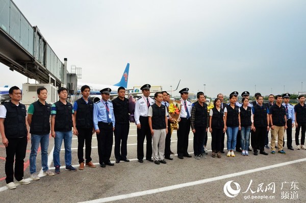 公安部、广东省公安厅等有关领导接见押解跨国犯罪嫌疑人归来的刑警代表。林龙勇 摄