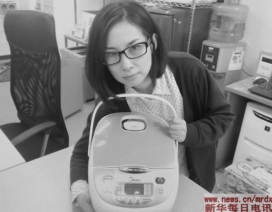 　　泽井美姑展示她花399元购置的中国电饭煲。