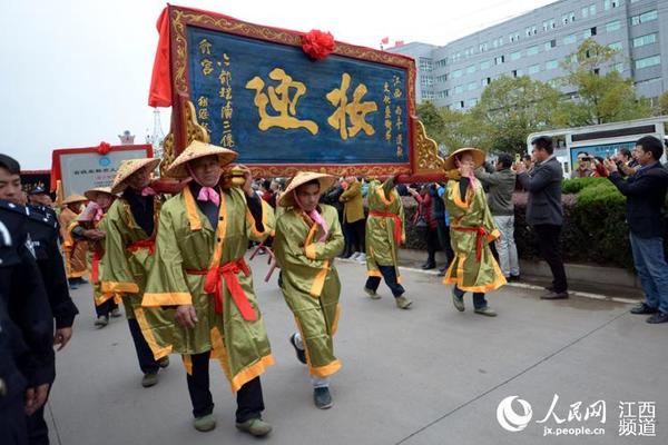 江西南丰县举行“南丰民间艺术街采活动”,展现该县丰厚历史底蕴。