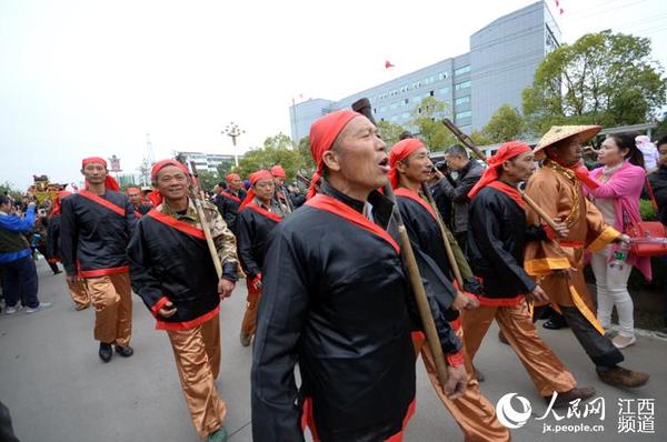 江西南丰县举行“南丰民间艺术街采活动”，展现该县丰厚历史底蕴。