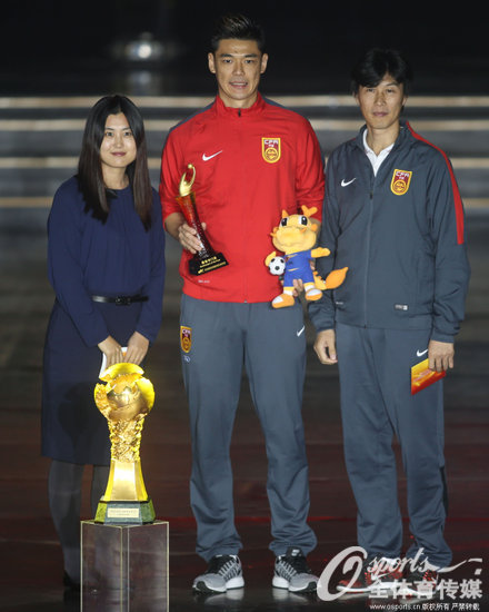 2015中超颁奖典礼举行 曾诚荣膺最佳守门员|曾