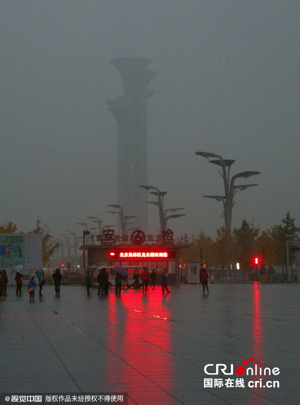 2015年11月10日，北京，北京遭遇重度雾霾天气。 雾霾中的瞭望塔。图片来源:杜佳/视觉中国