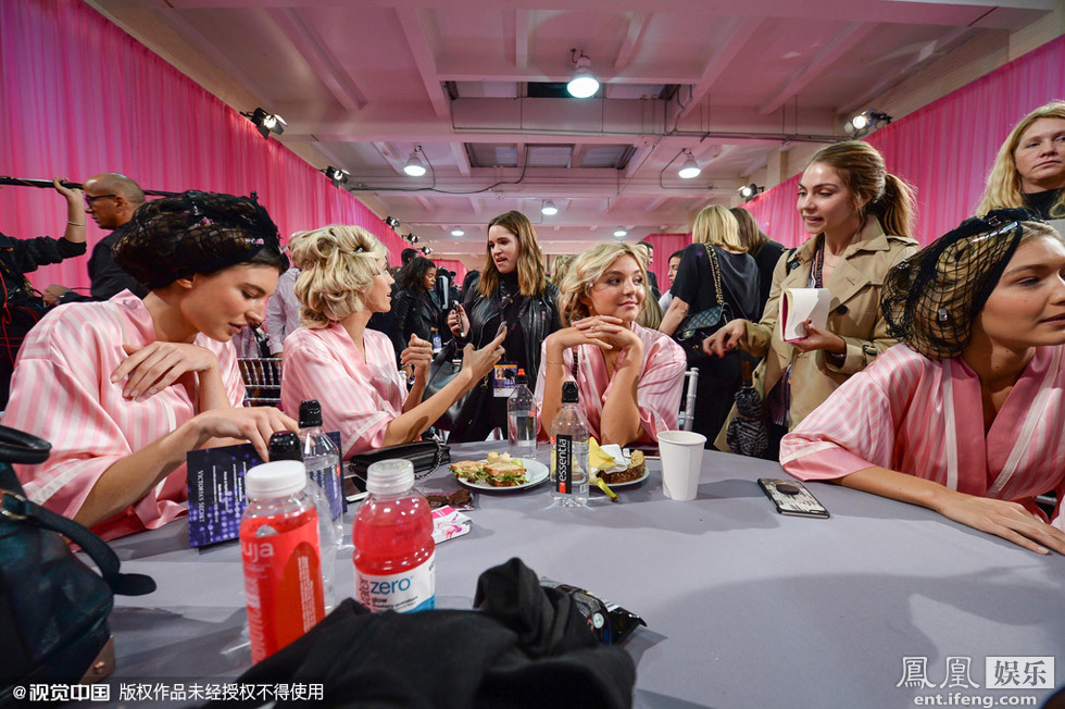 2015年维密内衣秀 模特后台演绎粉色浪漫