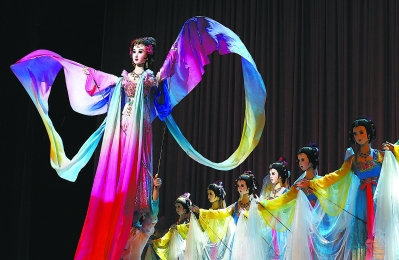 四川大木偶《长绸舞》。