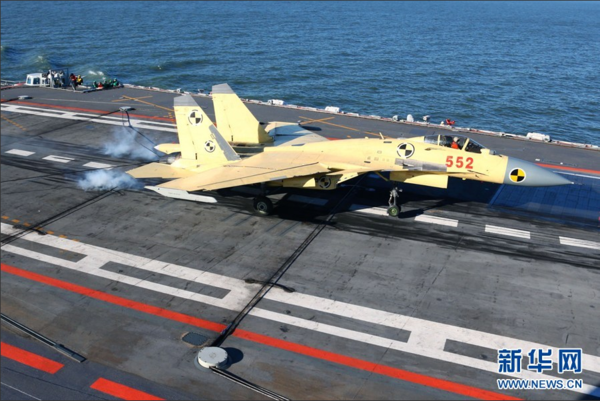 歼—15飞机顺利在“辽宁舰”上着舰。新华军事记者 查春明摄