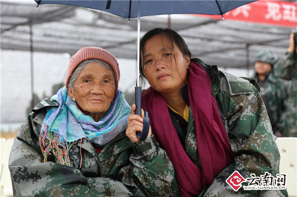 新兵的奶奶和母亲冒雨前来观看授衔仪式