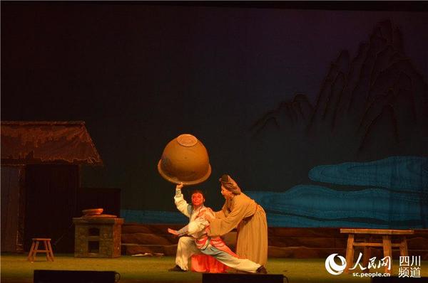 昨晚，首届四川艺术节文华奖展演剧目之一的川剧《望娘滩》在四川省川剧院上演。四川省文化厅供图