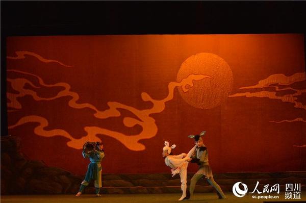 昨晚，首届四川艺术节文华奖展演剧目之一的川剧《望娘滩》在四川省川剧院上演。四川省文化厅供图