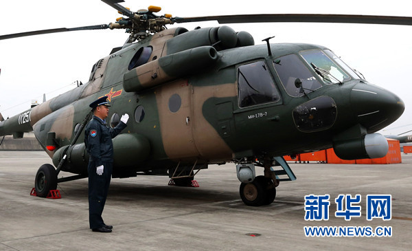 11日，空军驻蓉航空兵某师举行军营开放活动。图为该师参加展示的米-17直升机。（曹忆楠摄）