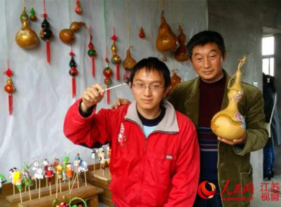 父子俩展示手工作品