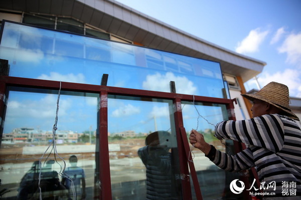 工人在老城镇站施工