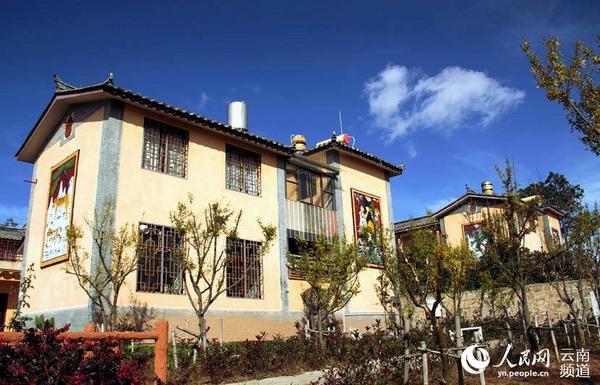 蓝天白云下的彝族民居。人民网 虎遵会 摄