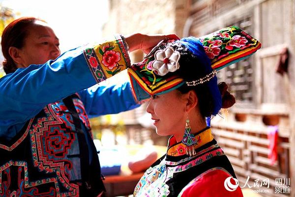 茂县，羌族女孩梳妆打扮迎新年。（郭文花 摄）