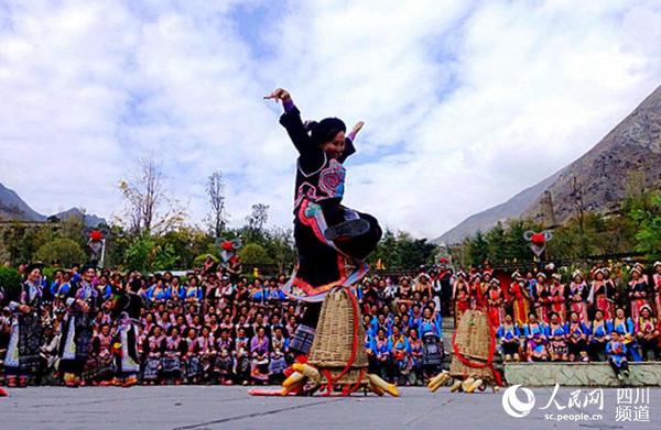 茂县羌族群众正在表演充满劳动乐趣的舞蹈。（郭文花 摄）