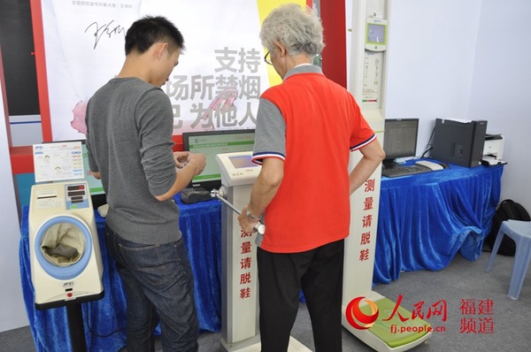 身高、体重、血压多少？健康小屋帮助社区居民了解自己的健康指标，并建立完善的个人健康档案。陈遥 摄
