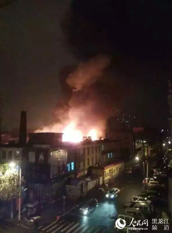 哈尔滨市道外区东内史胡同一仓库起火。