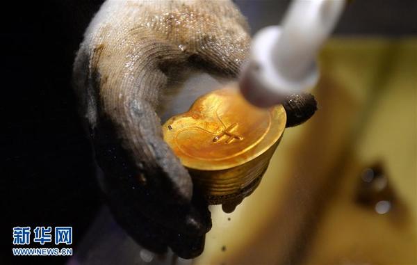 　　 11月14日，考古人员在清理出土的马蹄形金器。新华社记者 万象 摄