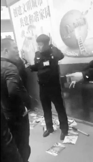 头部被打伤的警察掏枪控制事态(视频截图)