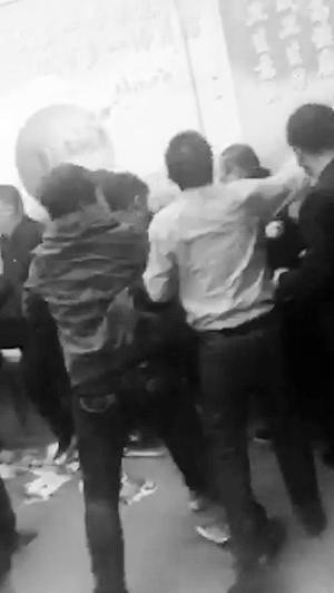 十余名男子围殴城管和警察(视频截图)