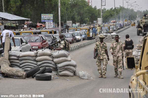 当地时间2015年1月13日，尼日利亚迈杜古里，尼日利亚士兵在检查站巡逻。据尼日利亚政府称，恐怖组织“博科圣地”1月对尼日利亚发起袭击，堪称5年来“最为致命的攻击”。（图片来源：东方IC）