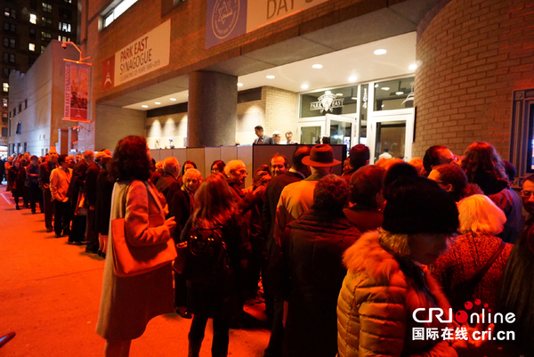 纽约民众排队等候进场观看纪录片《犹太人在上海》。