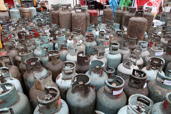 收缴的过期燃气罐 刘欢摄