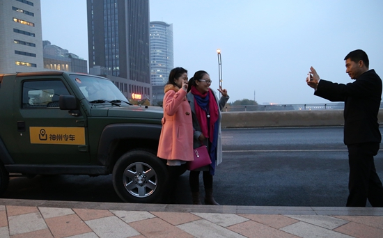 王女士和朋友与神州专车阅兵车合影