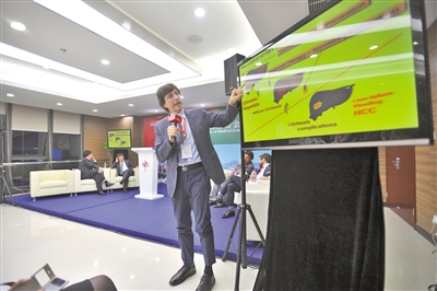 医药科学技术转移分会会场，意大利医疗专家和重庆医疗界专家交流。 本报记者 苑铁力 摄