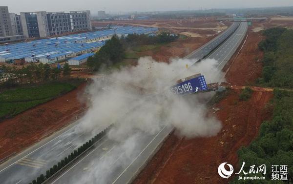 福银高速公路上跨线桥被爆破