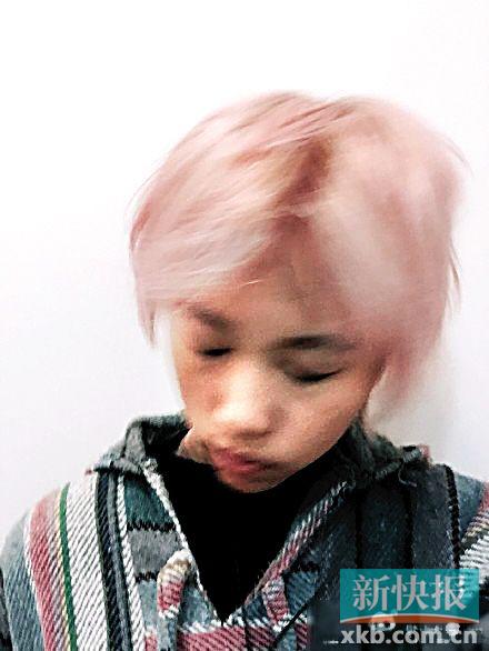 ■和妈妈王菲一样,窦靖童也是狂热的“微博控”。前天童童就一气发了数张自己的“非主流”照片,广受外界瞩目。