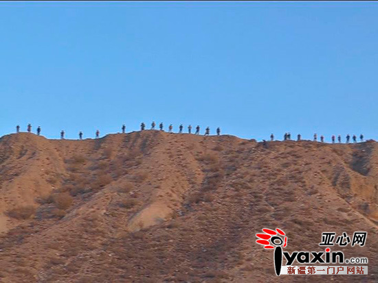 各族群众参与外围封控形成天罗地网。