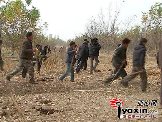 群众赶赴可疑区域参与搜捕。