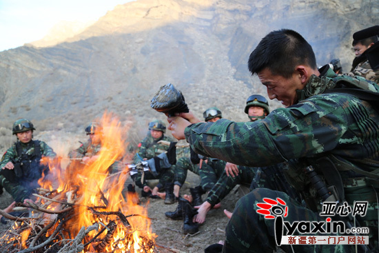 初冬的山区最低气温已降至零下二十多度,武警战士在涉水搜索之后烘烤浸湿的鞋子和衣物。