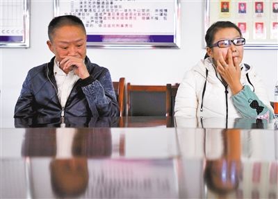 父女俩第一次见面，感觉比较生疏。小萍随后透露出暂不想回四川老家的想法。