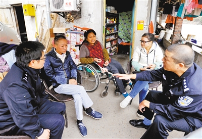 在青木关，小萍和生父（左二）、养母（左三），在民警协助下商量小萍的户口问题。