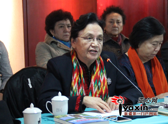 全国政协委员、全国政协民族和宗教委员会办公室主任伊丽苏娅讲话。