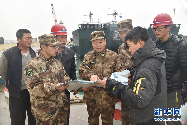 同施工方对照图纸谈判。图片由济南军区提供 摄影：李玉银 隋学良