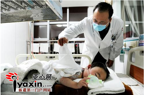 医生正在检查两岁松松背部大面积烫伤的伤情。亚心网首席记者张万德摄