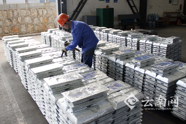 鑫联科技回收钢铁烟尘生产出锌锭。云南网记者 黎鸿凯 摄