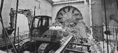 盾构机破土而出 新文化记者 郭亮 摄