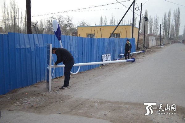施工人员正在为和硕县乌什塔拉乡塔拉村的乡村道路装路灯