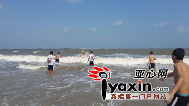 第一次见大海,小队员兴奋不已,迫不及待奔向大海